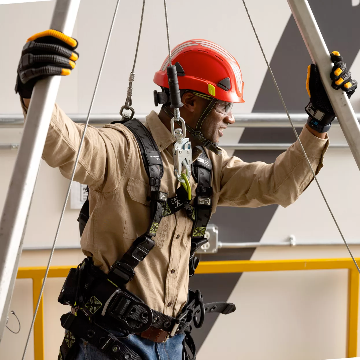 Работники в спецодежде на объекте